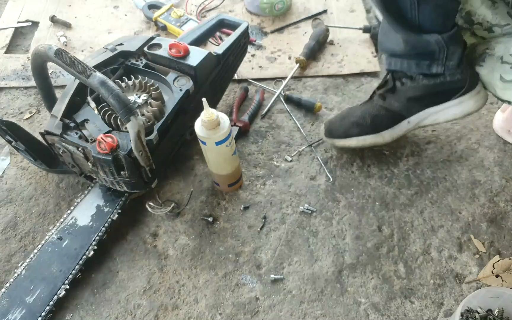 油锯拉盘坏了,紧急情况可以这样修一下