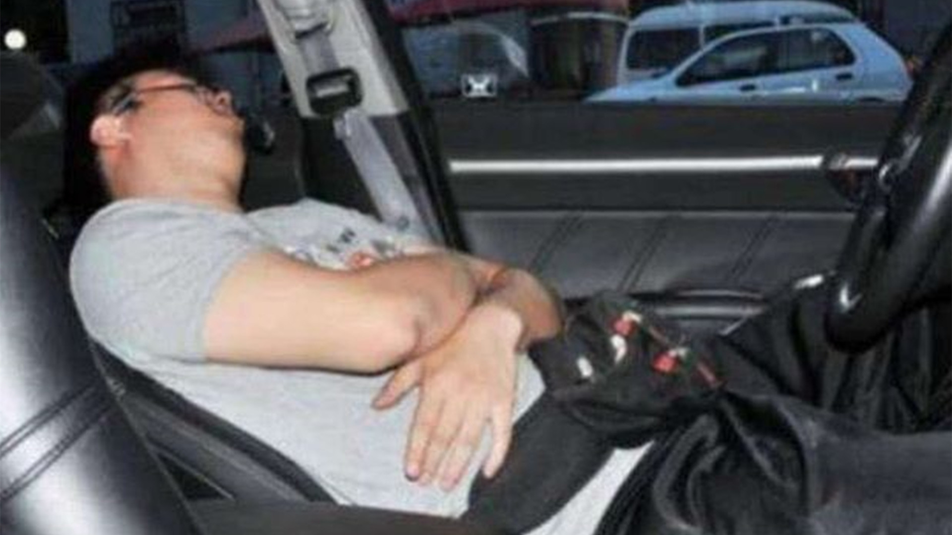 男子高速开车睡着半小时,汽车自己跑了48公里,交警:心真大