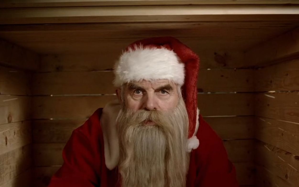 圣诞老人死后,守护他的妖怪被扮成圣诞老人,卖到世界各地