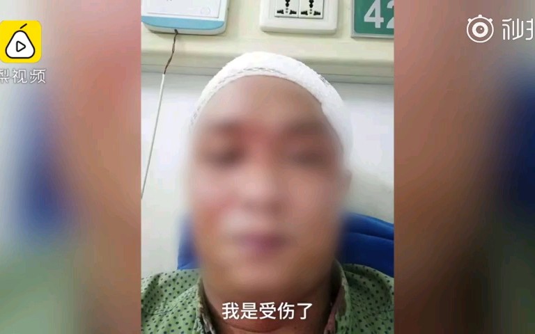 男子辱骂公交司机,#乘客劝阻反被打进医院#:据说打人者是老师,我当时怕他影响司机哔哩哔哩bilibili