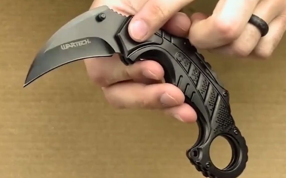 大叔珍藏的几把小刀,造型设计很有型,应该价值不菲!