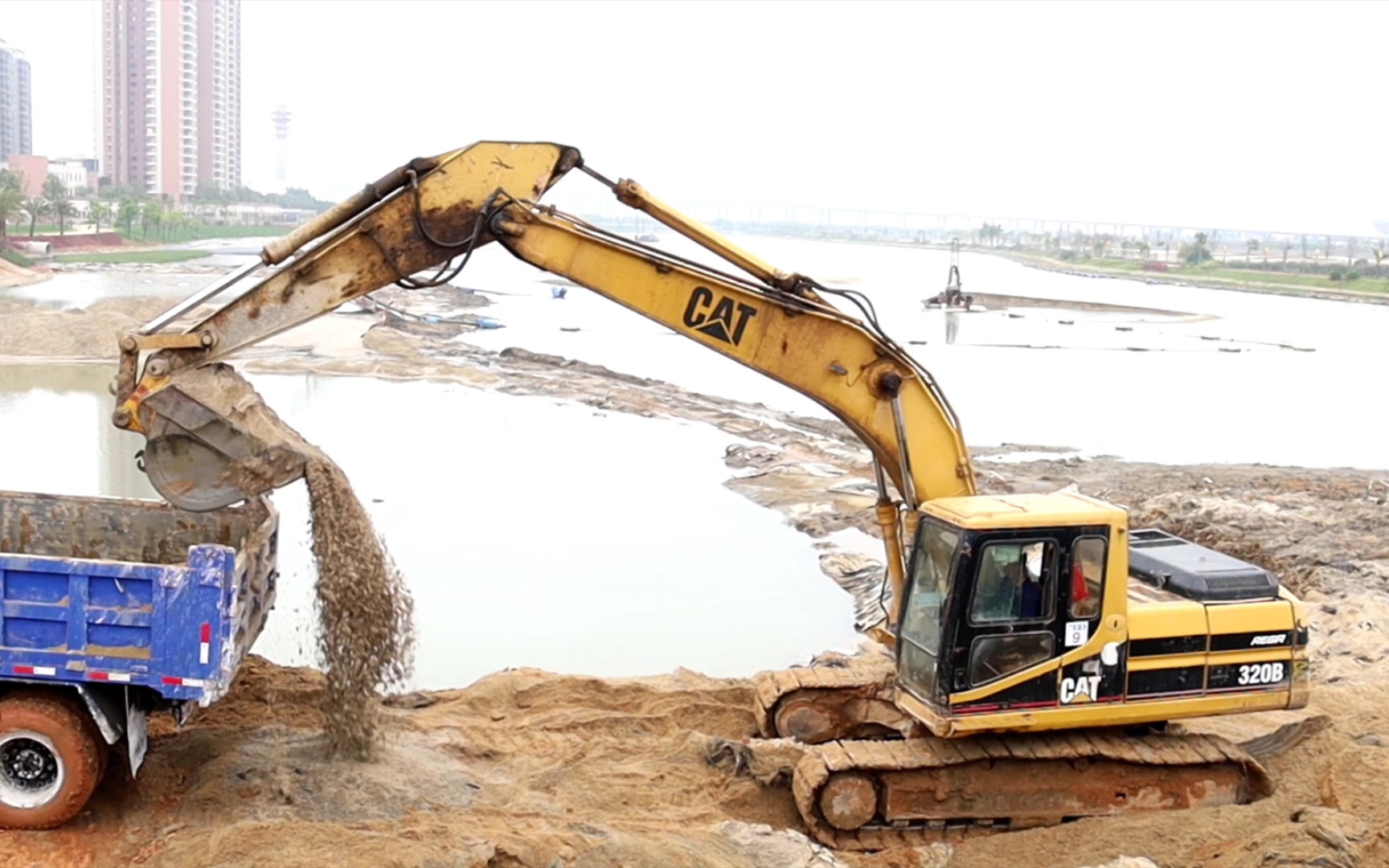 卡特320v2挖掘机挖沙