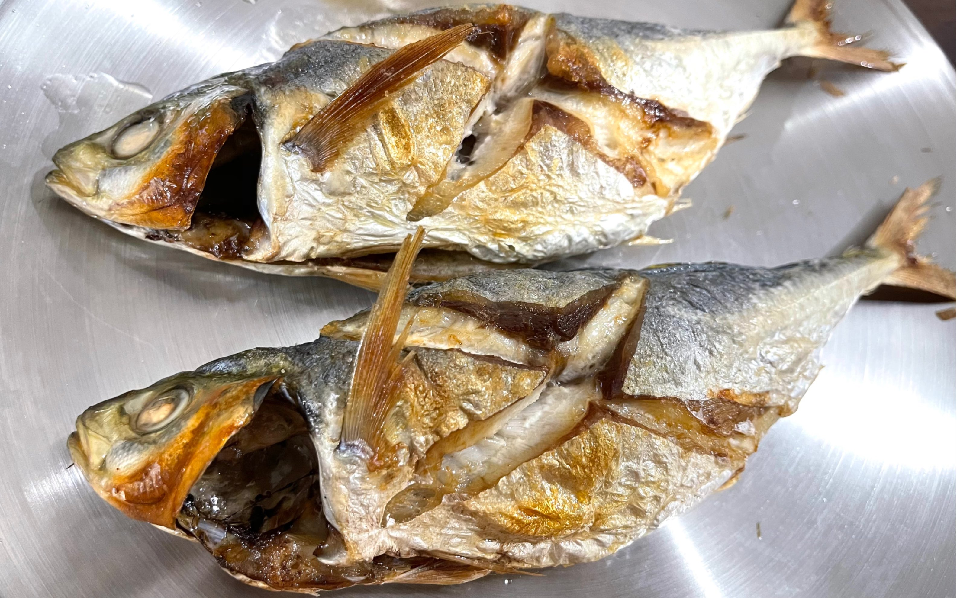 吱吱冒油的盐烤竹荚鱼