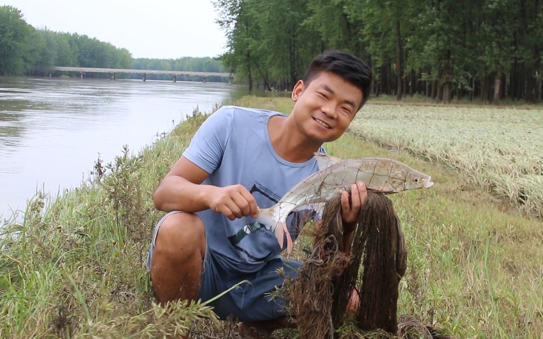 户外小猛哥:小猛哥野河退水撒网,4指宽网眼只抓大货,3斤重大红尾看着