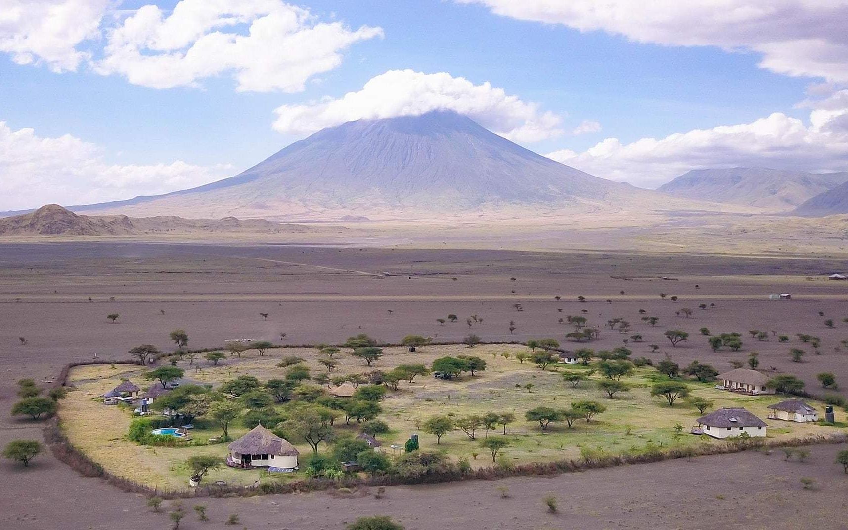 航拍坦桑尼亚maasai cultural村 远看火山