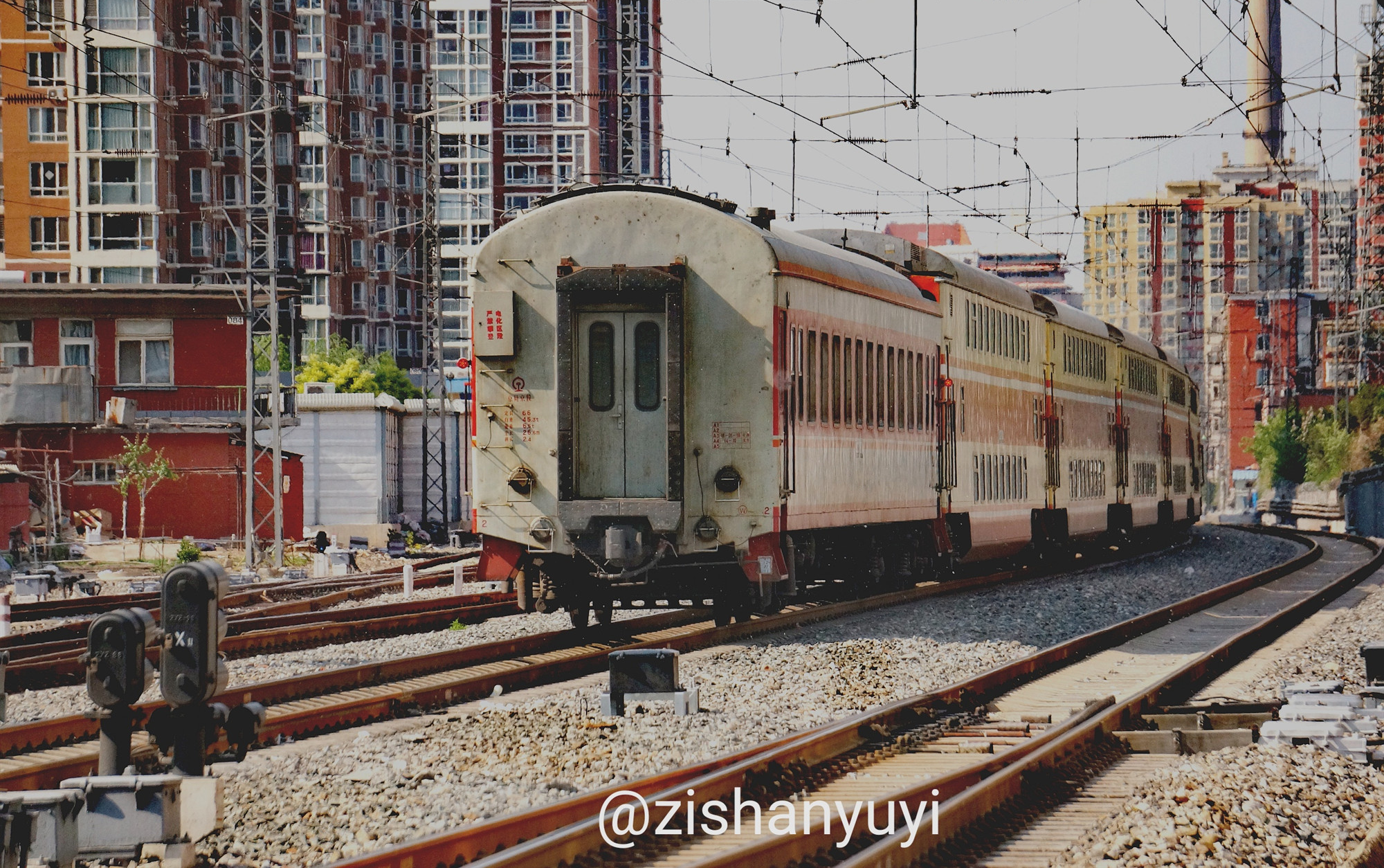 带有原色双层25b的k5228次列车通过广南道口_哔哩哔哩 (゜-゜)つロ