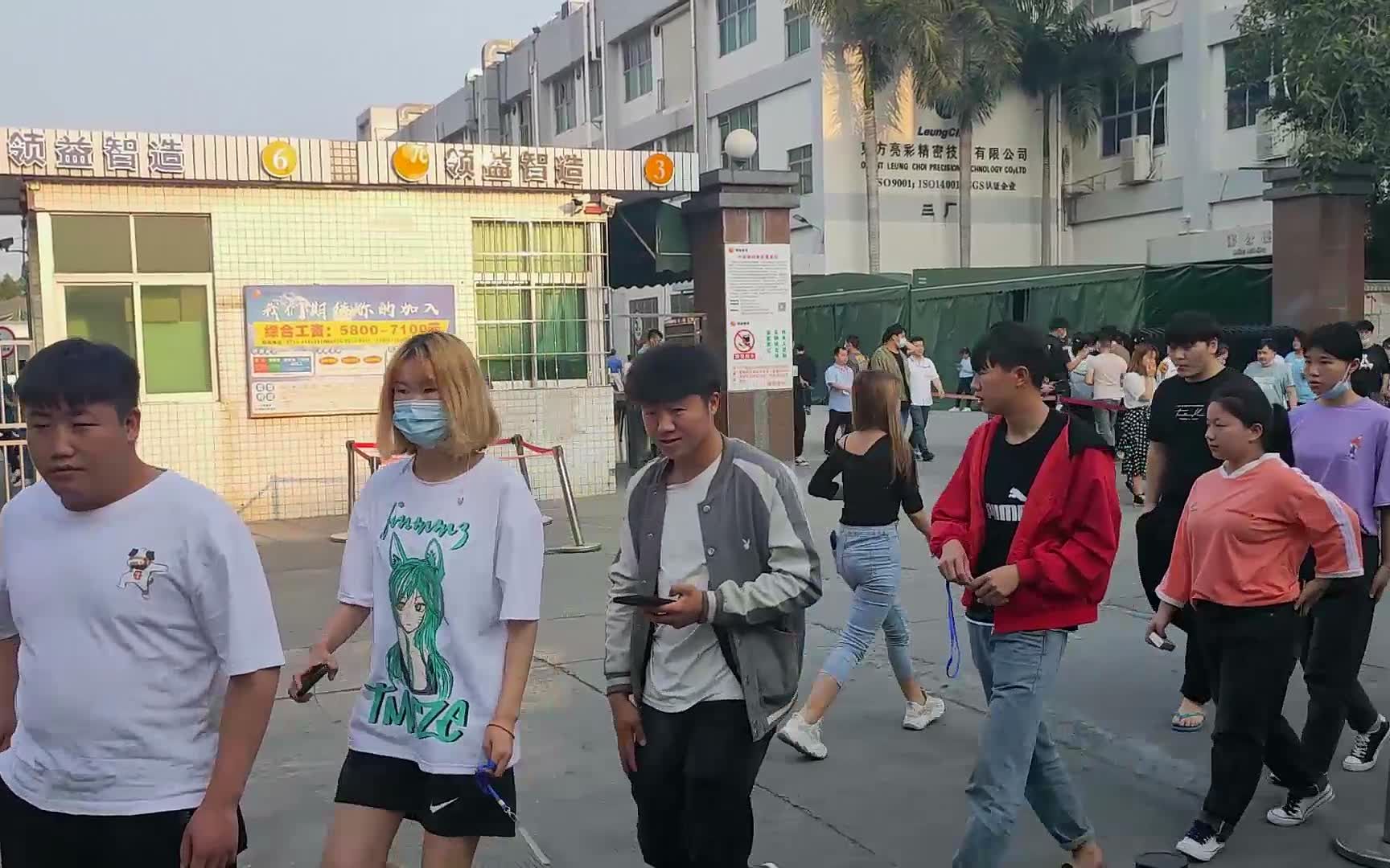 [图]广东深圳：一线城市打工族下班场景，人山人海非常热闹，美女太多