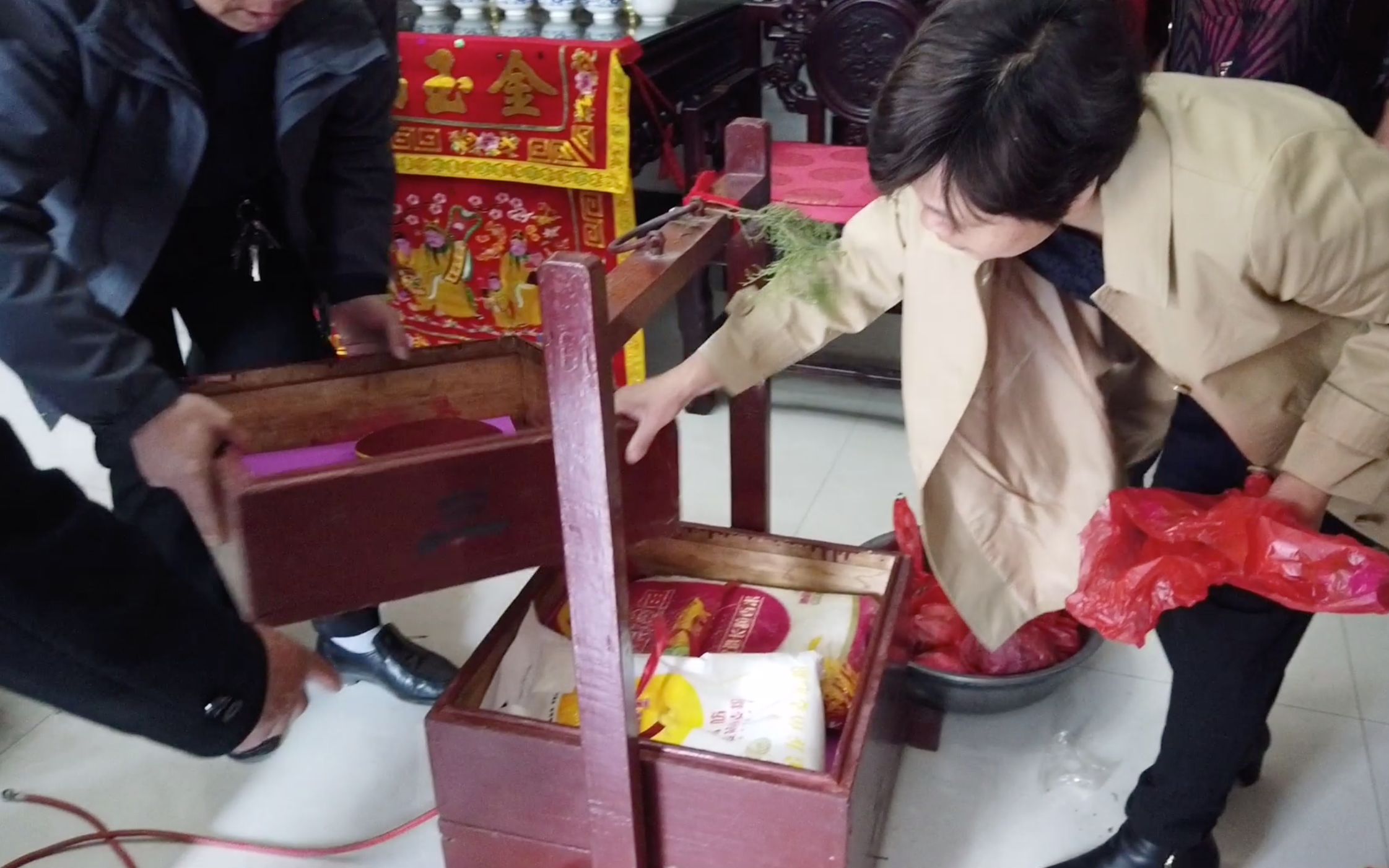 河南农村婚礼还沿用古老的方式装食盒,你们那里是这样吗?