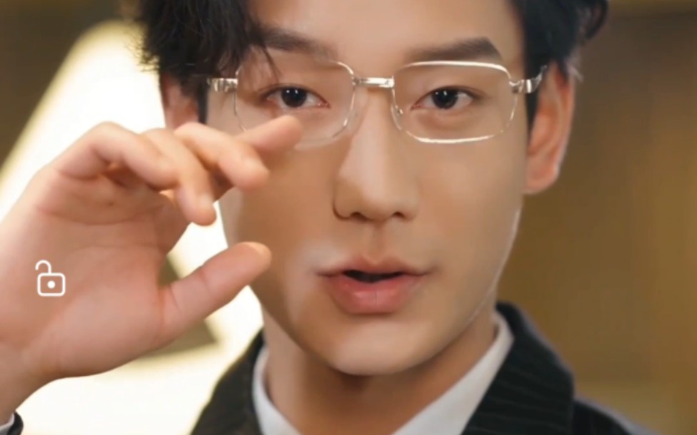 演员鹿单东扶眼镜小合集,一定要看到最后,超可爱