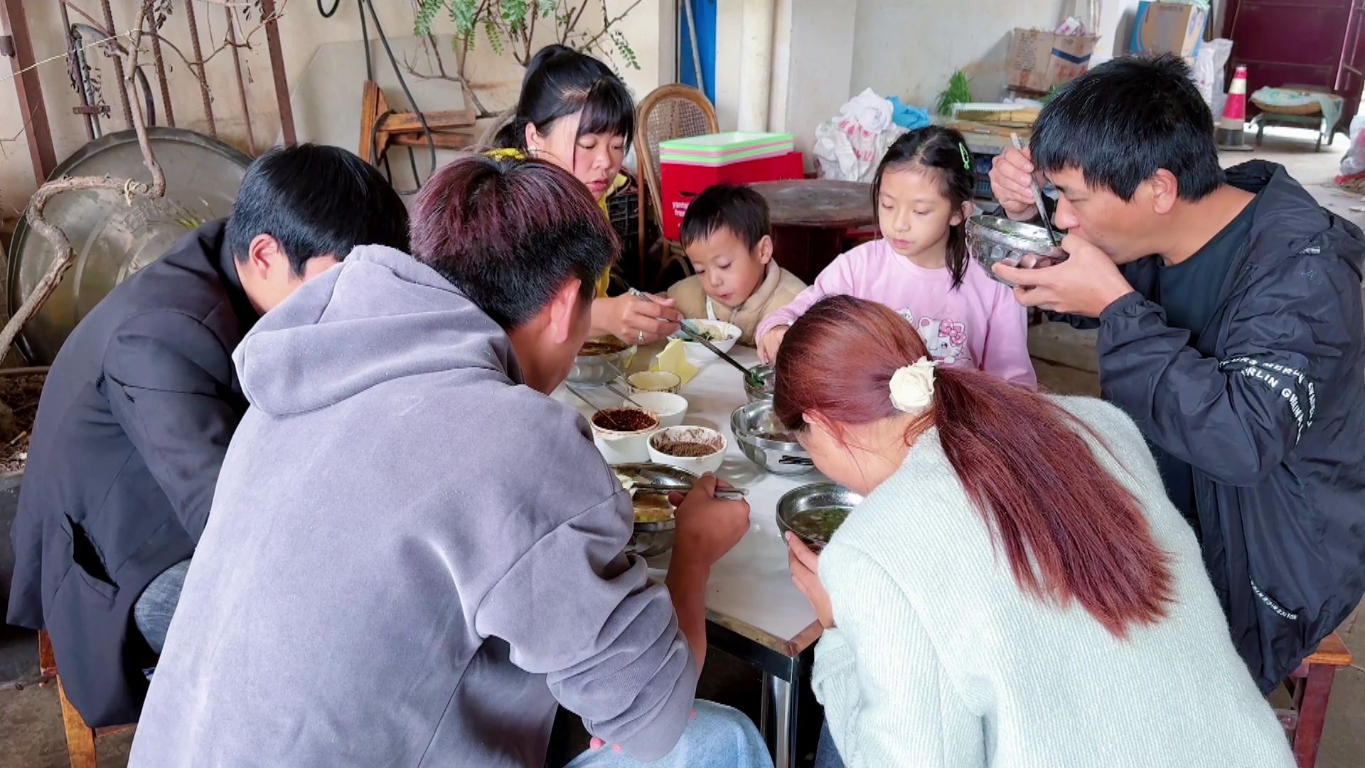 农村亲戚来蹭饭,家里没有米下锅,看看如何招待她们哔哩哔哩bilibili