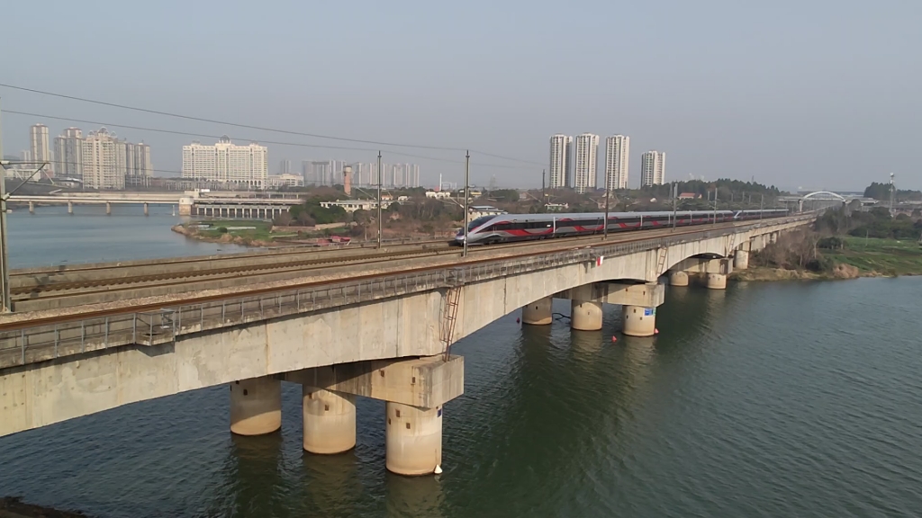 [高铁摄影]cr400bf-z重联担当g6164通过衡阳耒水特大桥