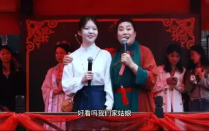 Скачать видео: 江苏22岁大学生不看学历，一眼相中装修小哥