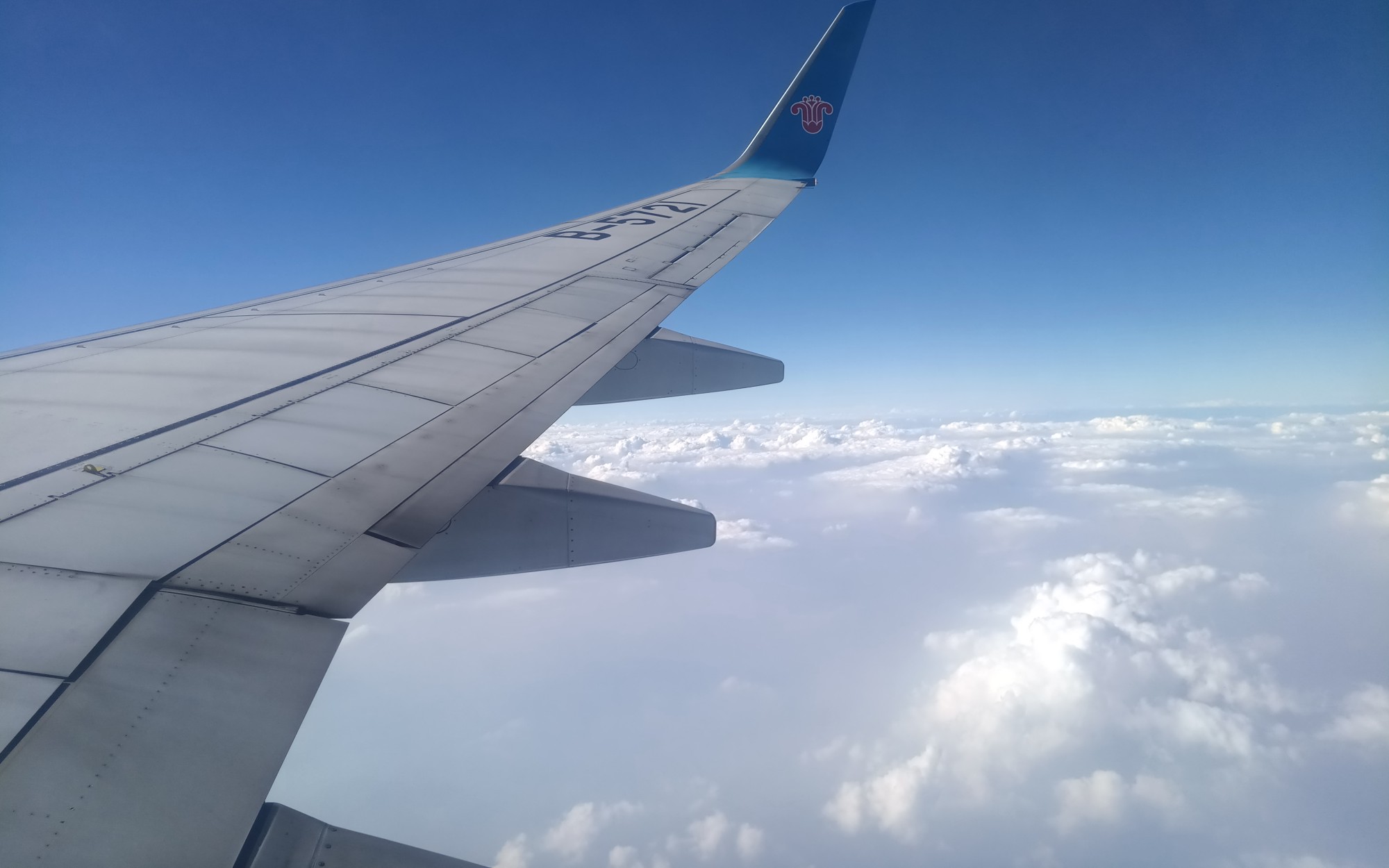 乡巴佬第一次坐飞机去大城市,原来坐飞机从天上看下去是这种感觉,真是