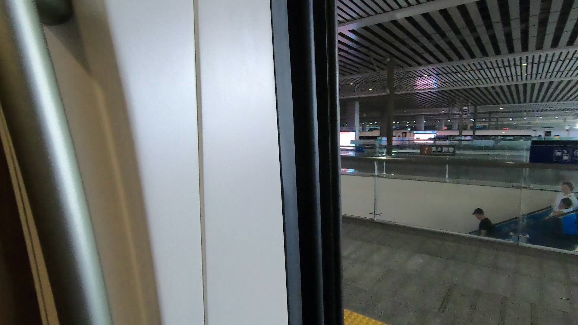 复兴号cr400af高铁动车组列车车门关闭