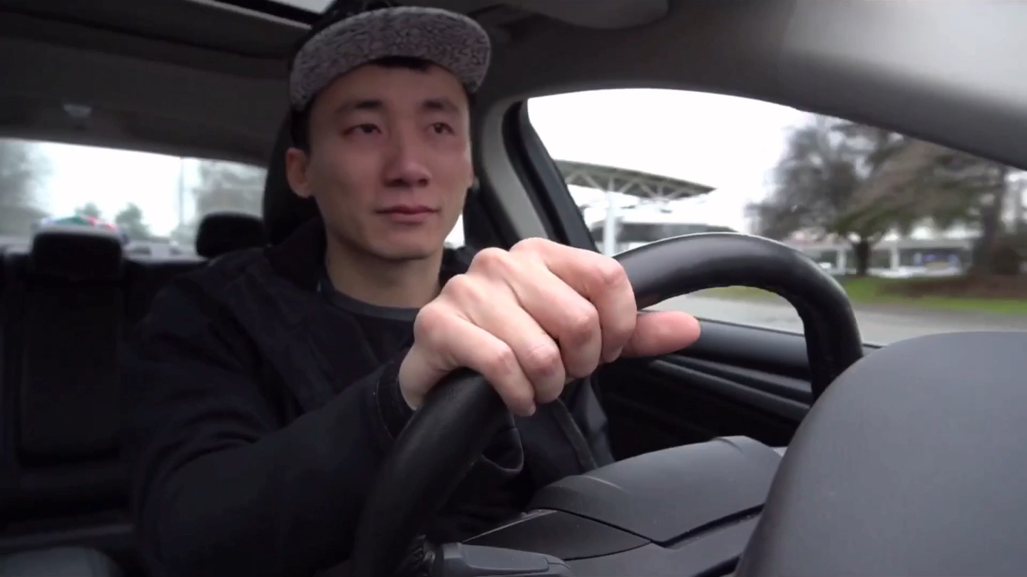 爱哭鬼米奇沃克斯王坤卖惨乞讨第一集送别女友在车内哭的稀里哗啦