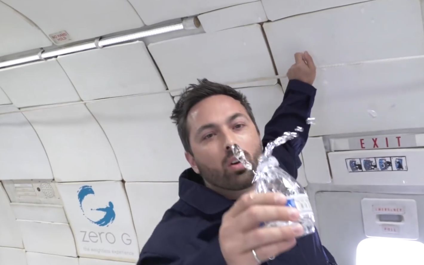 看看宇航员在太空是如何喝水的网友上厕所拉肚子咋办