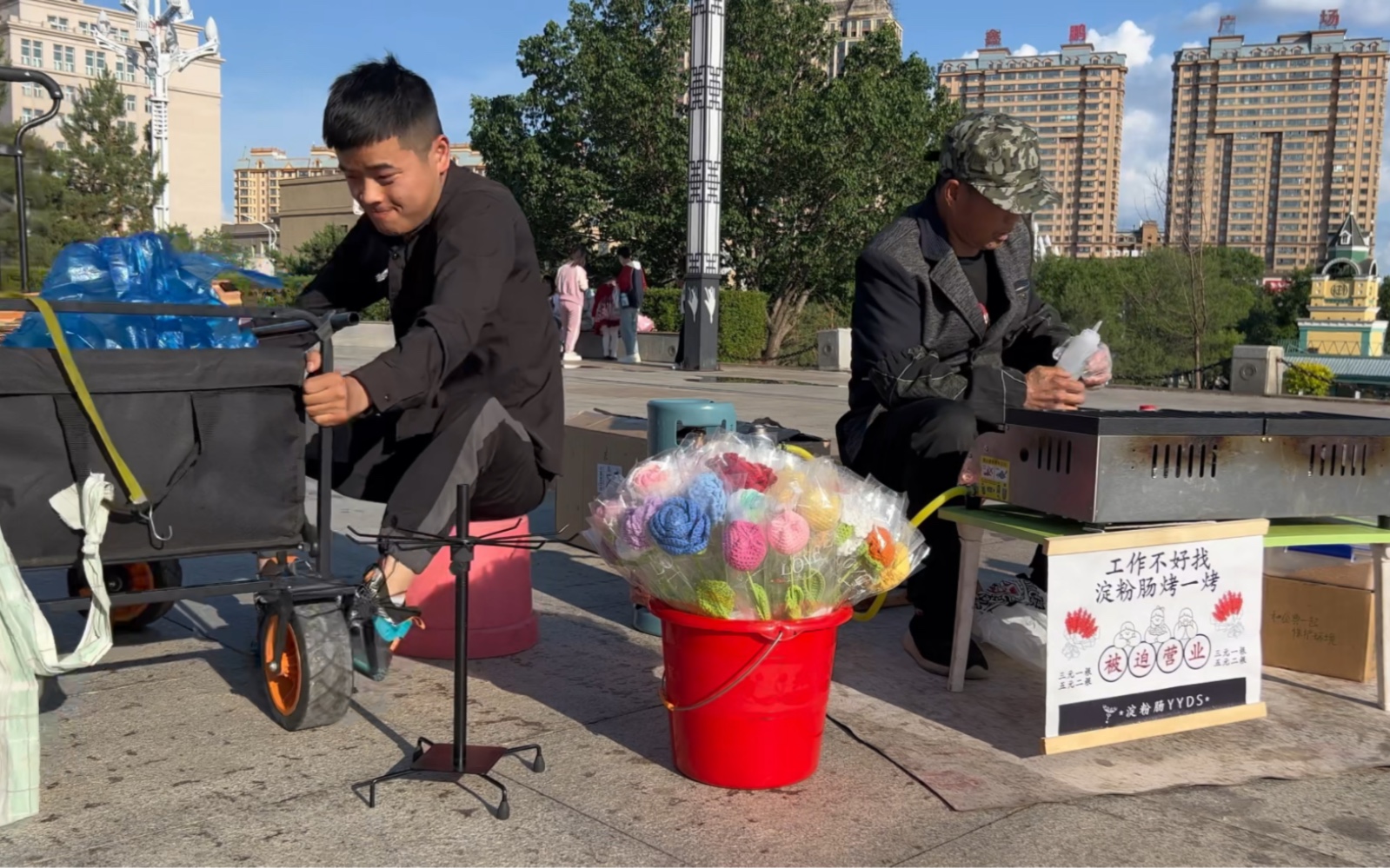 小強和腦梗老爸擺地攤,晚上就賣了三根腸,明天去夜市試試咋樣