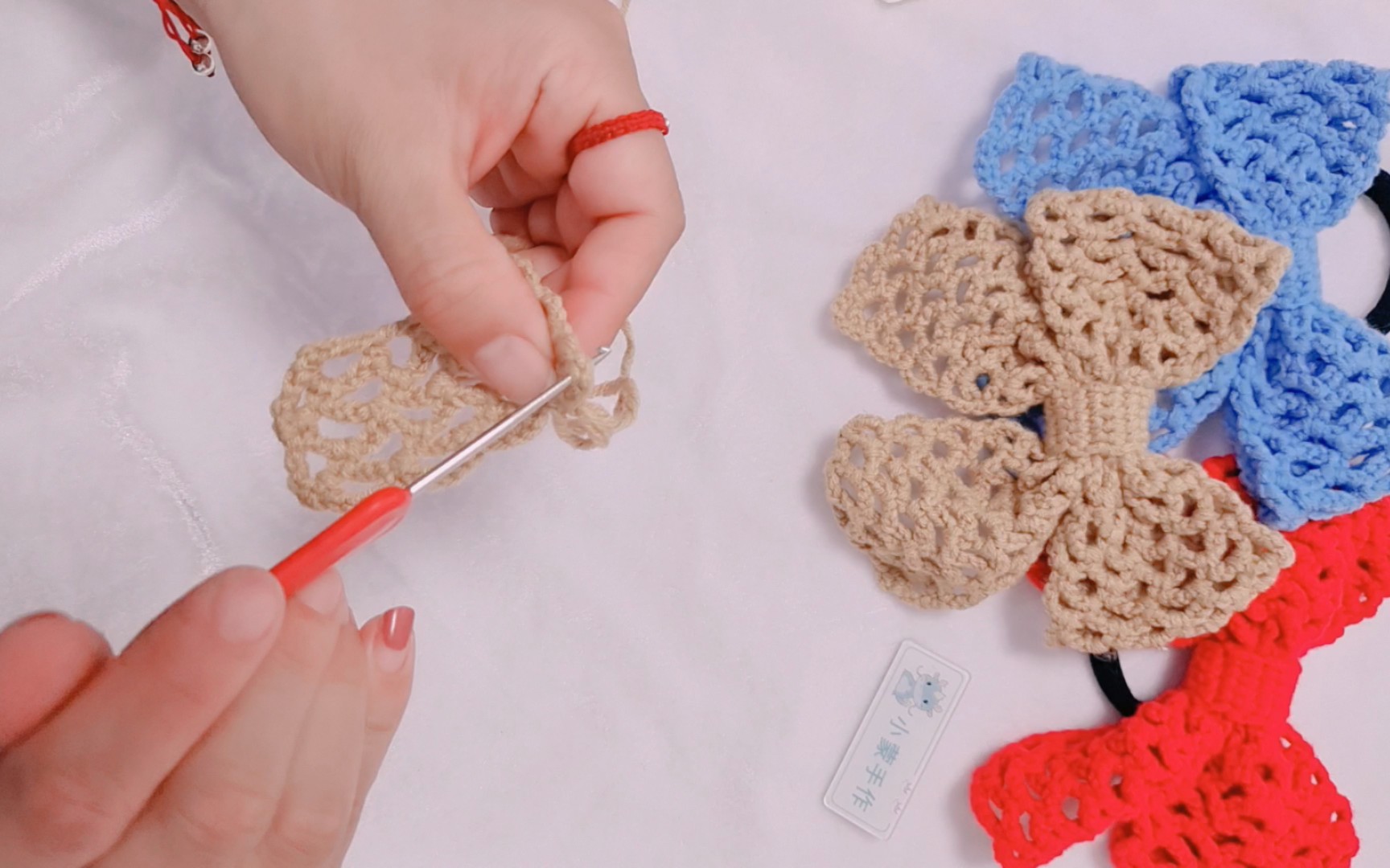 用闲置的毛线一起来钩织一款镂空的蝴蝶结96发饰吧!简单又大方!