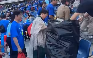 “苏超”球迷赛后自发清垃圾 网友：为最棒的球迷点赞