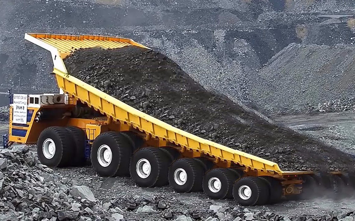 自卸车果然够霸气!单次载重运输500多吨,不是一般人能开的