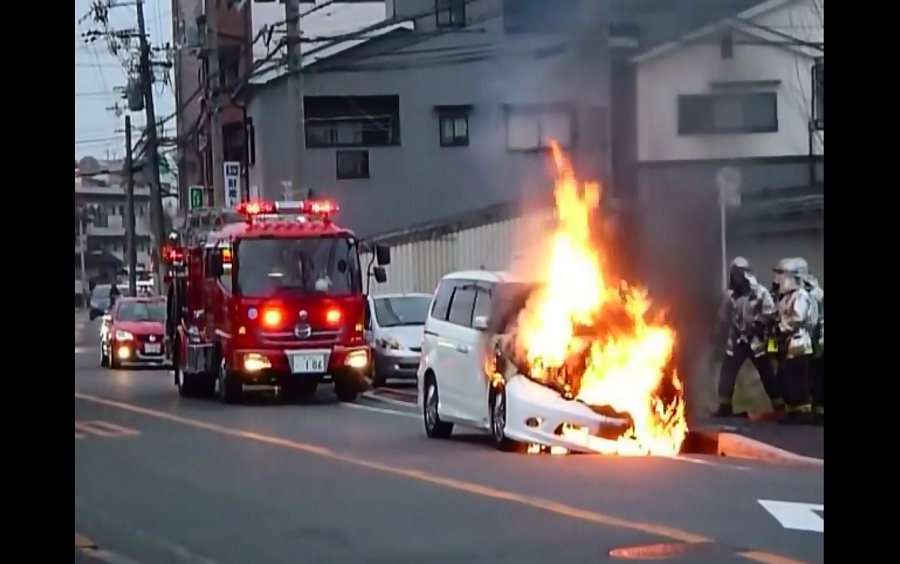 [图]日本消防处置一起车辆起火事故