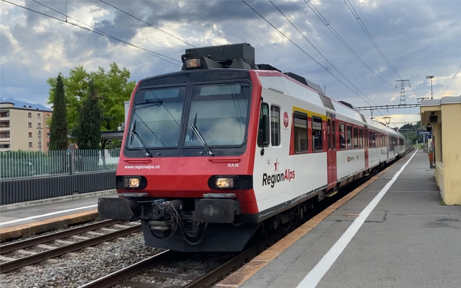 瑞士联邦铁路rbde560动车组列车通过clarens车站