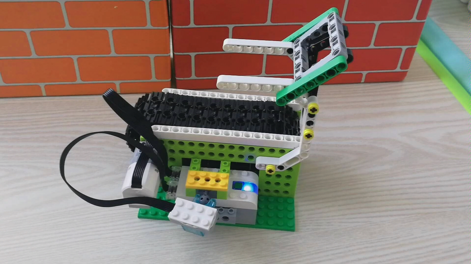 乐高wedo20小跑步机倾斜传感题控制速度快慢