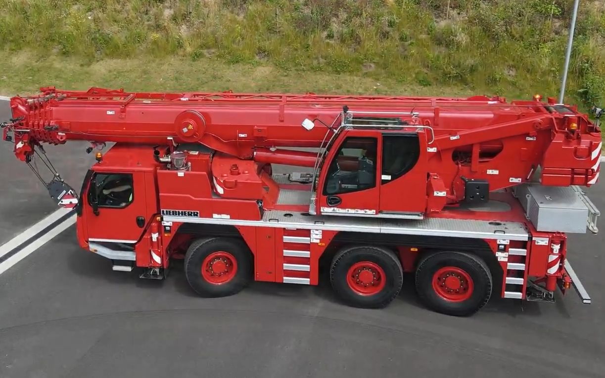 利勃海尔liebherrltm106031红色涂装起重机展示