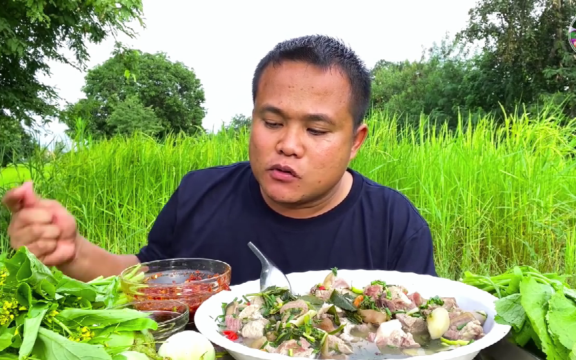 泰国美食**黑哥 煮小牛,切成薄片的汤,新鲜的红洋葱,烤辣椒