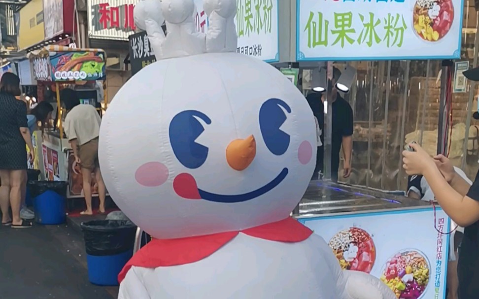 长沙四方坪蓄力的雪王展示肌肉