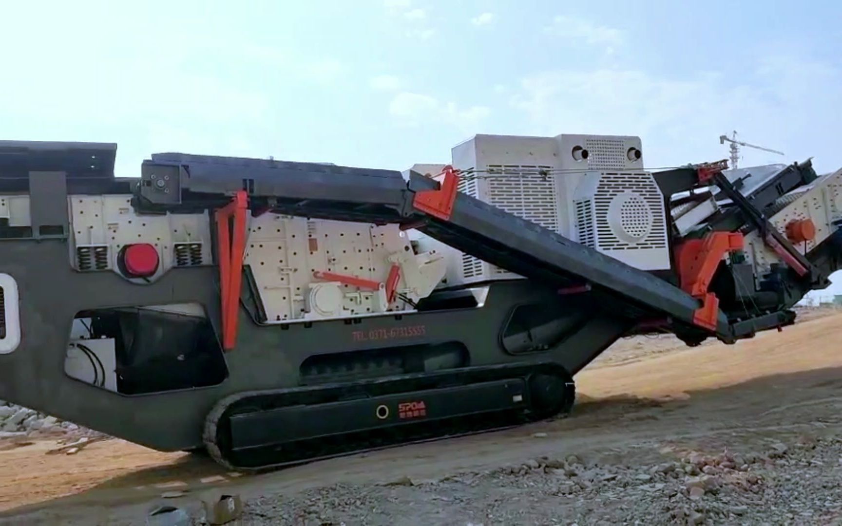 履带式移动破碎机转弯视频