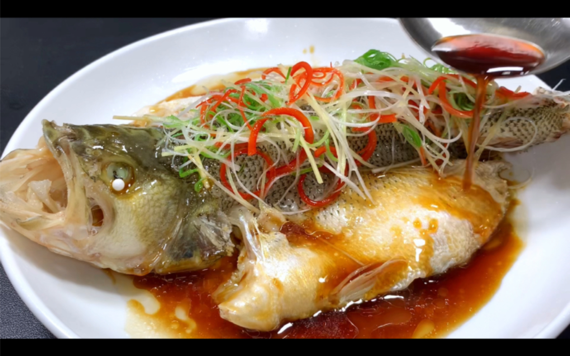 广东五星级酒店大厨教我的清蒸鲈鱼做法，你别说味道果然名不虚传，太厉害了 - 哔哩哔哩