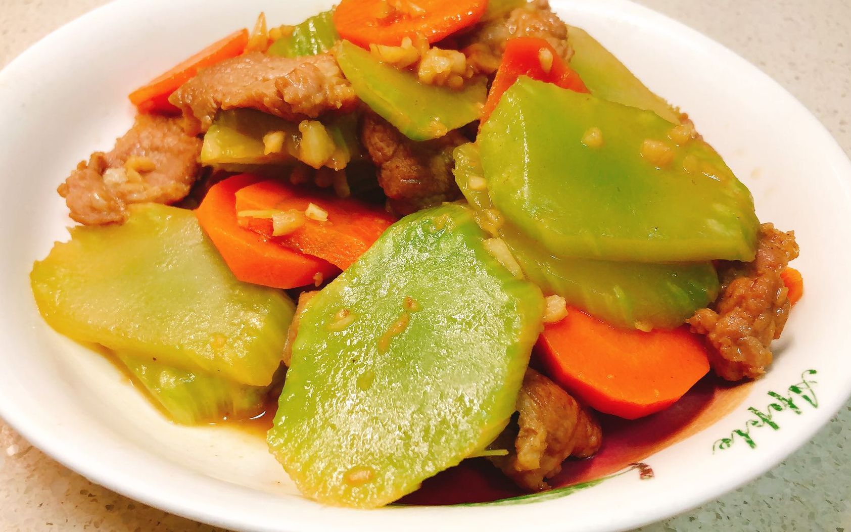 莴笋胡萝卜炒牛肉,色香味俱全,荤素搭配,营养美味_哔哩哔哩 (゜-゜)つ