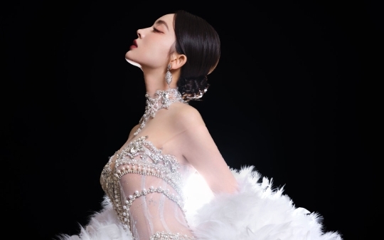 娜扎白色羽毛礼服vogue:优雅与性感的完美融合