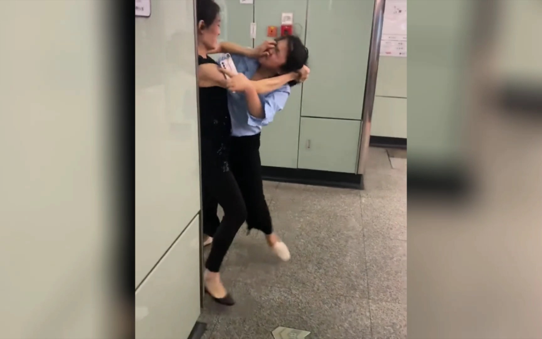 广州地铁站，两女子互拽头发……