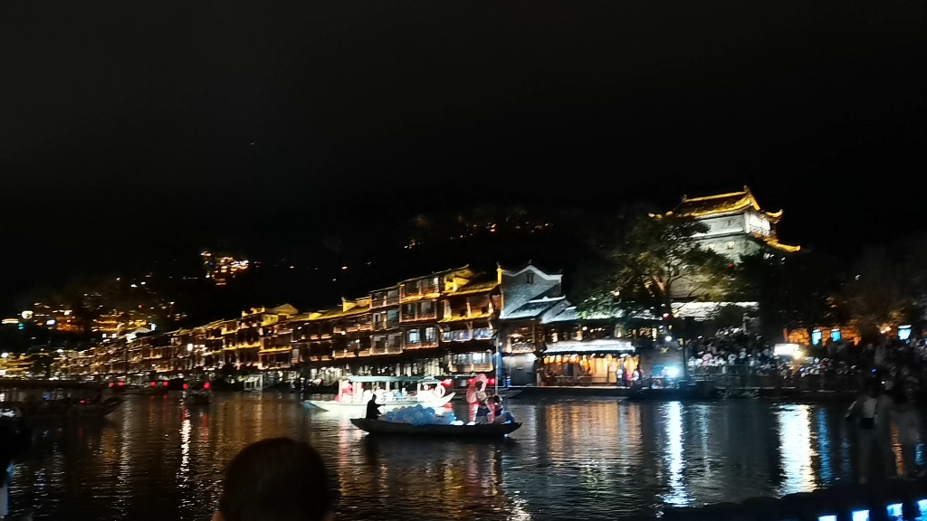 凤凰古城的夜晚 很美但是也很商业 没拍照逛了一圈就撤了