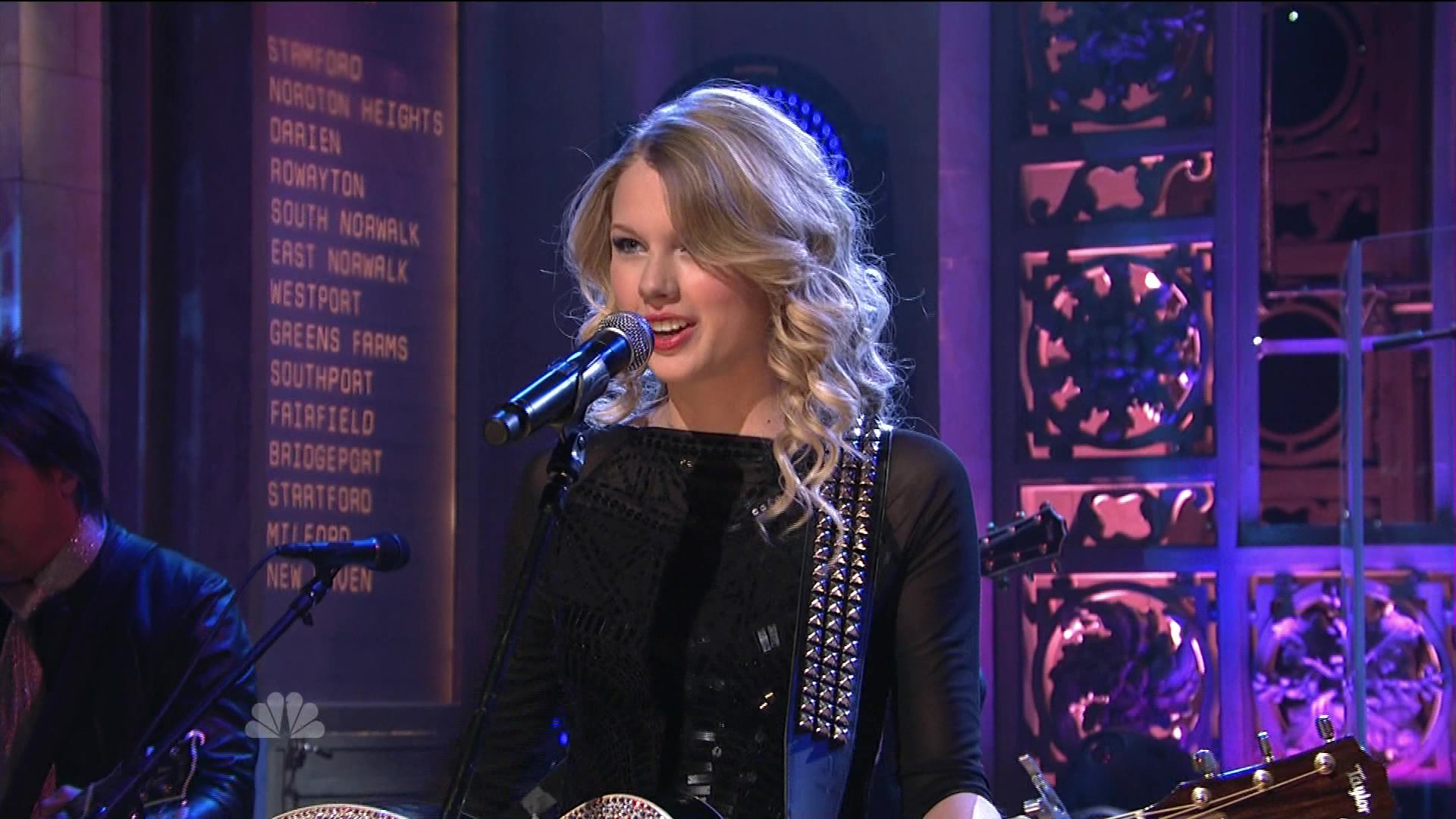 [图]【无畏Era·Live】Taylor Swift - Love Story + Forever & Always (SNL 2009)