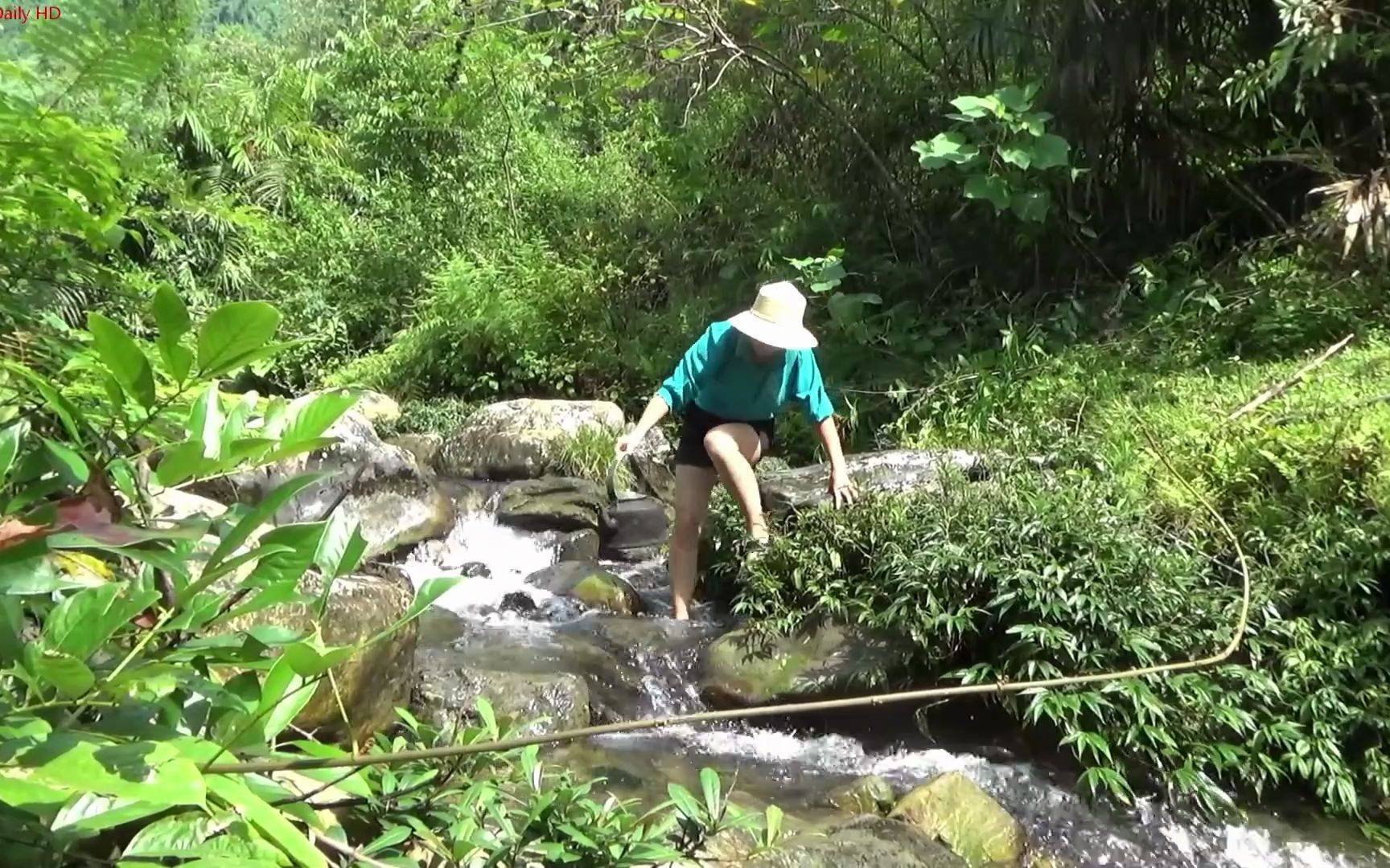 [图]女孩在热带雨林中的丛林小屋里生活着，自由自在