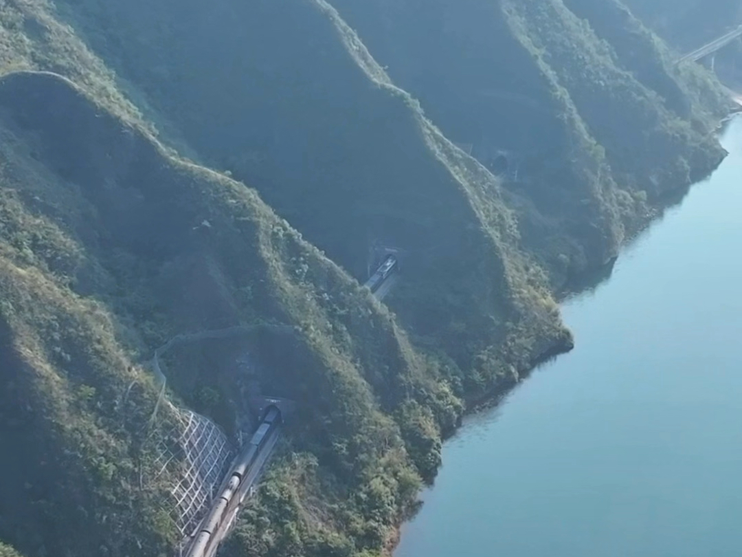 中国铁路——焦柳线铁路——张家界慈利县隧洞群,逢山开路,遇水架桥,厉害了我的国.哔哩哔哩bilibili