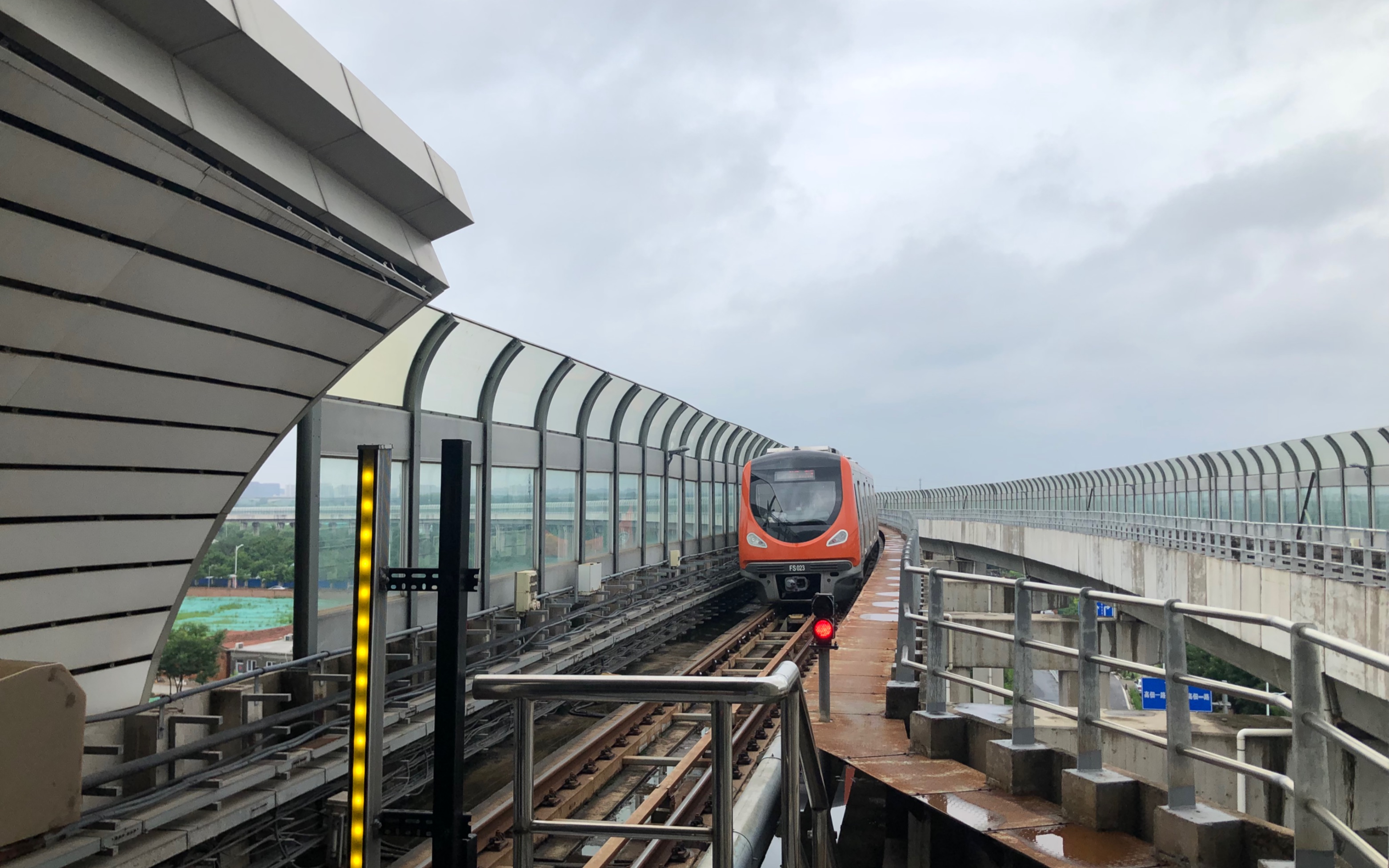 【随拍地铁】北京地铁房山线 大葆台-稻田 雨天过永定河段_哔哩哔哩