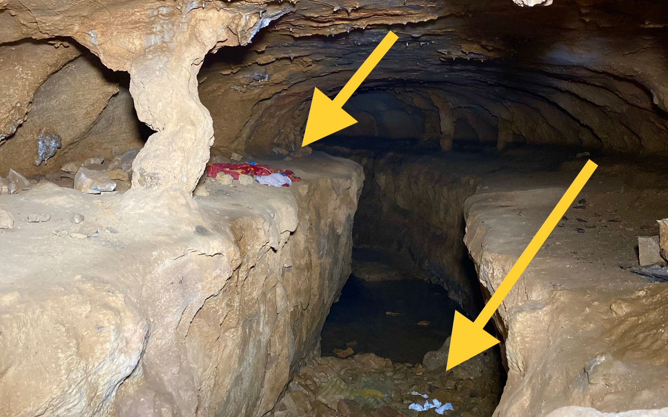 农村大婶发现大蛇爬进山洞好奇进洞寻找洞里的拍下尴尬的东西