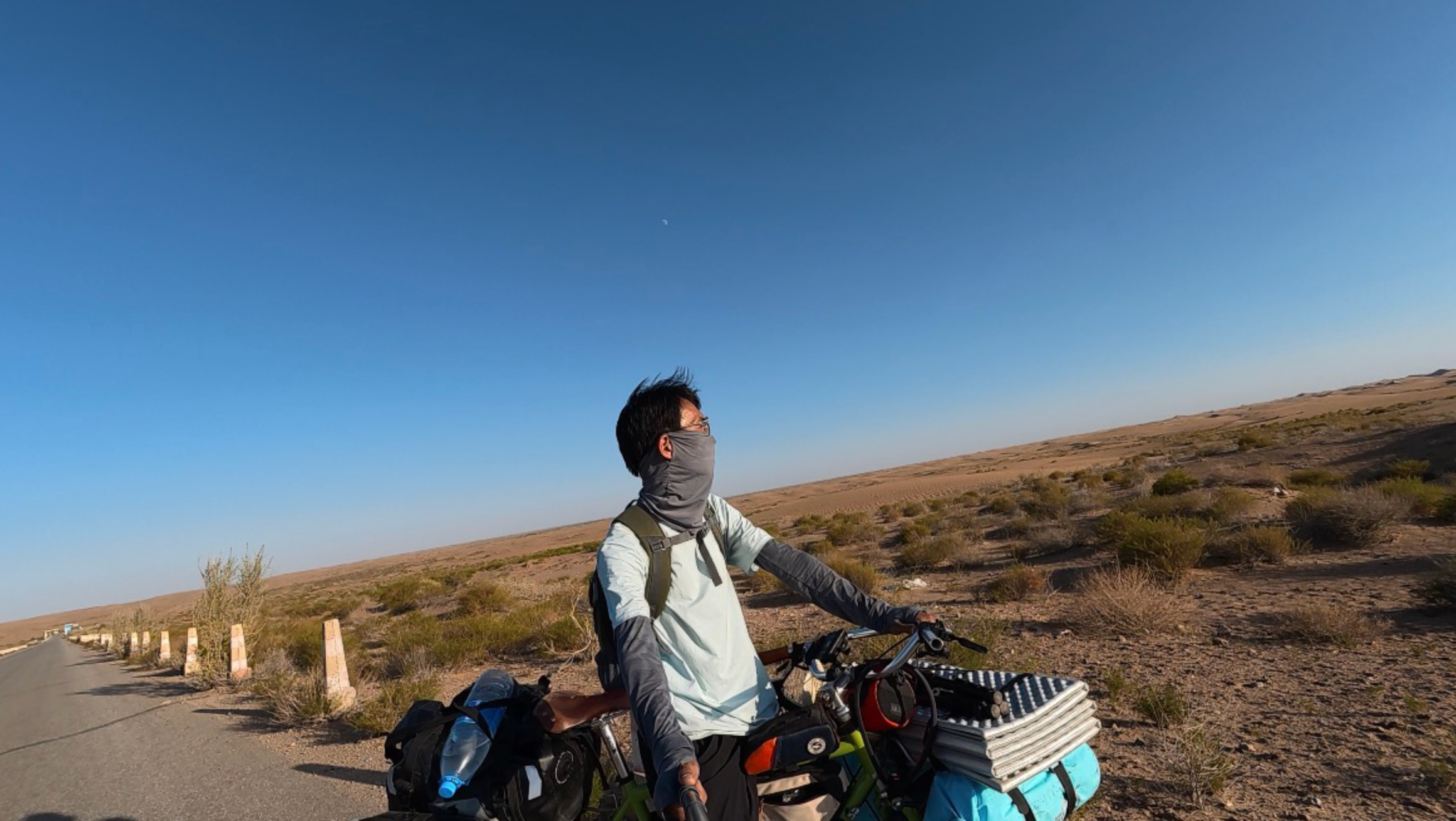 骑行腾格里大沙漠，烈日下无处藏身太热了，到达绿洲住进五星营地