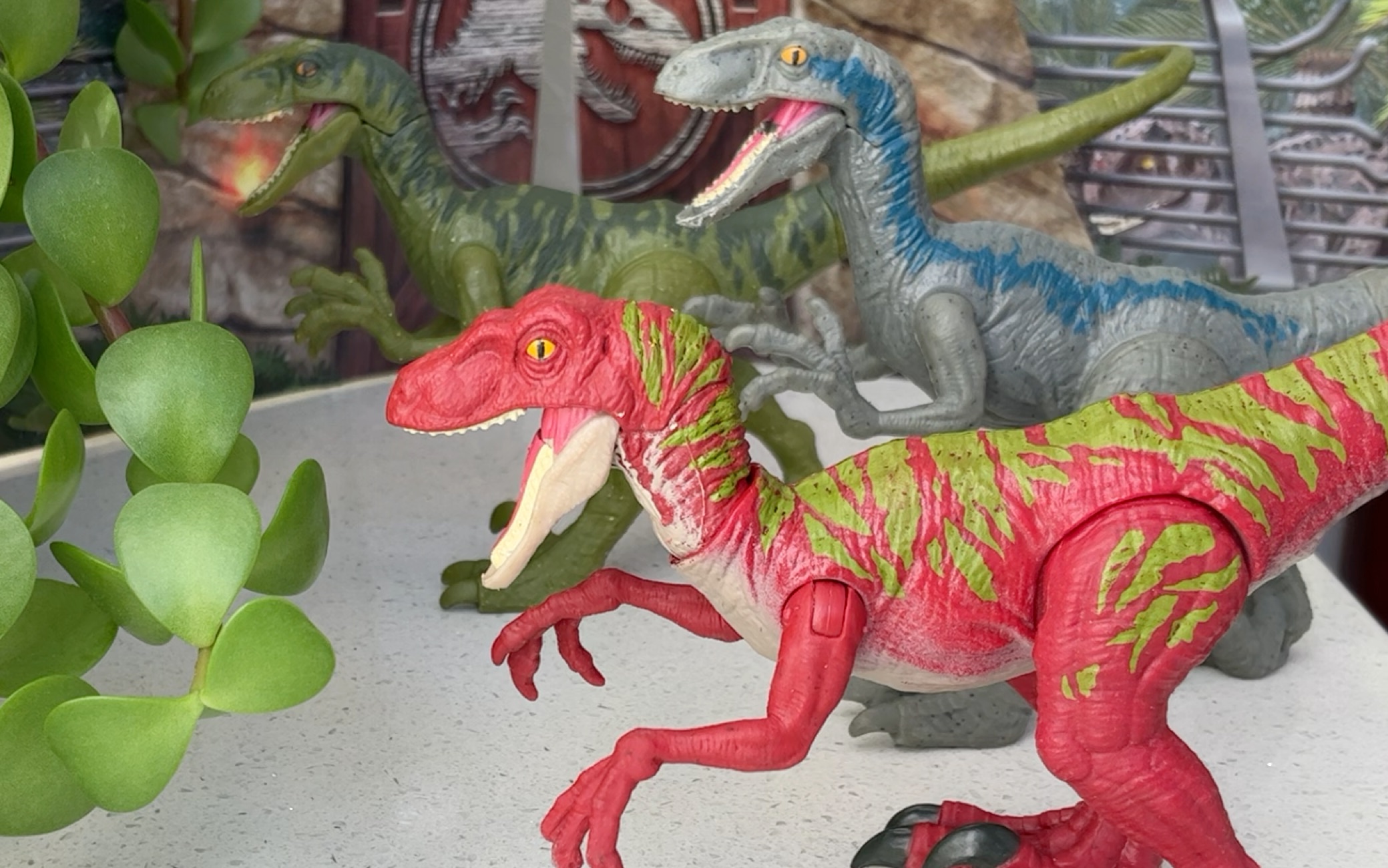 美泰侏罗纪世界红色弹跳迅猛龙