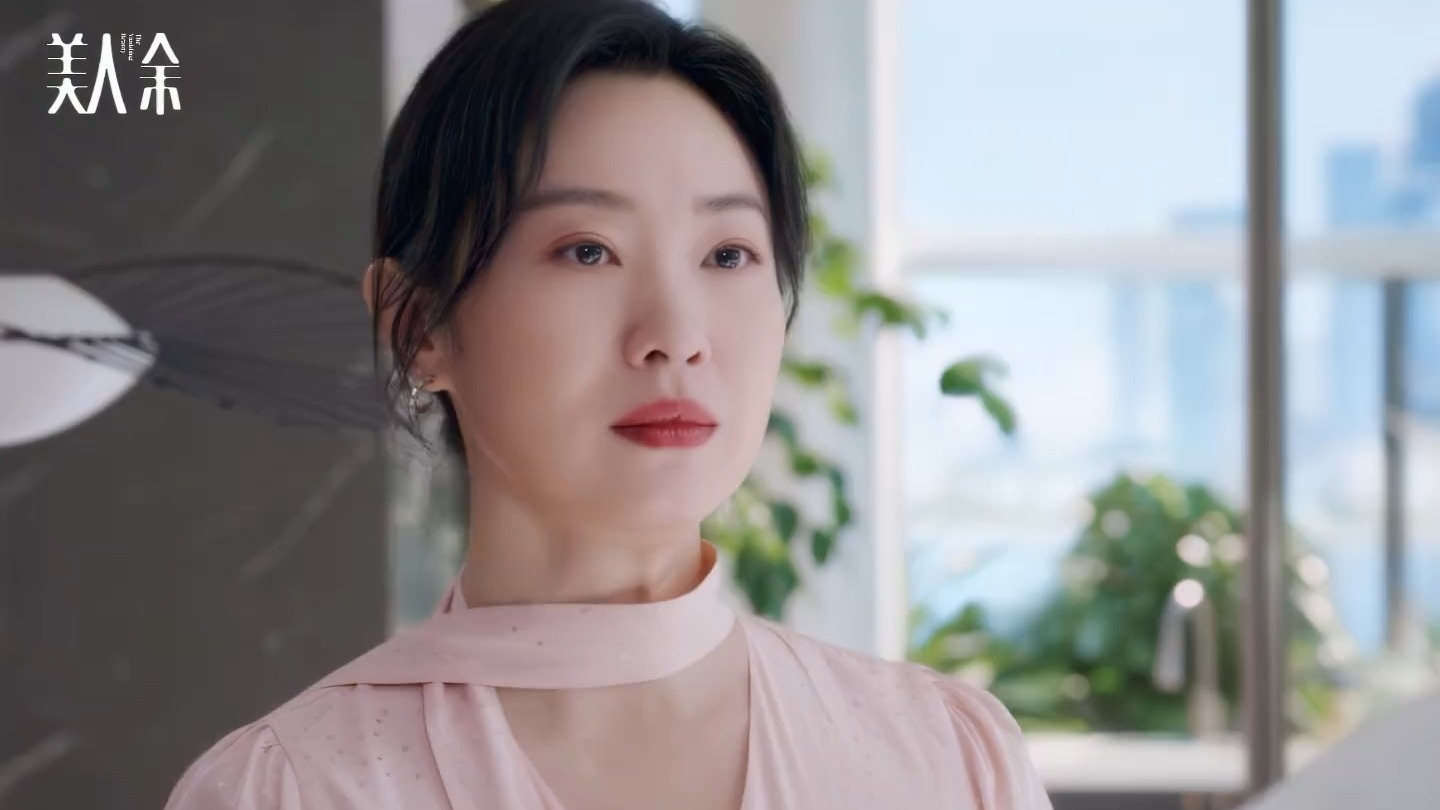 美人余保姆偷穿裙子好烧心 OMG！你怎么穿着余梦的衣服？# 美人余 # 李一桐 # 王佳佳 # 乔振宇