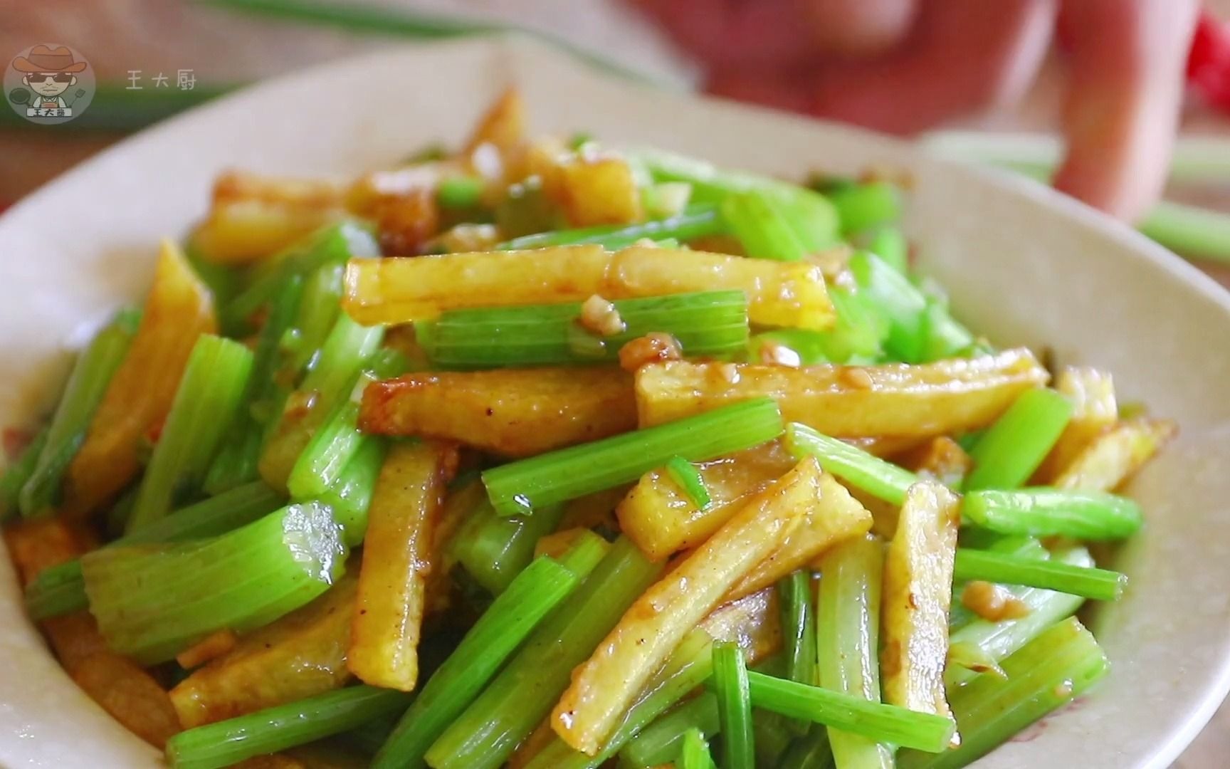 分享素炒土豆芹菜的家常做法，少油低脂，清淡好吃 - 哔哩哔哩