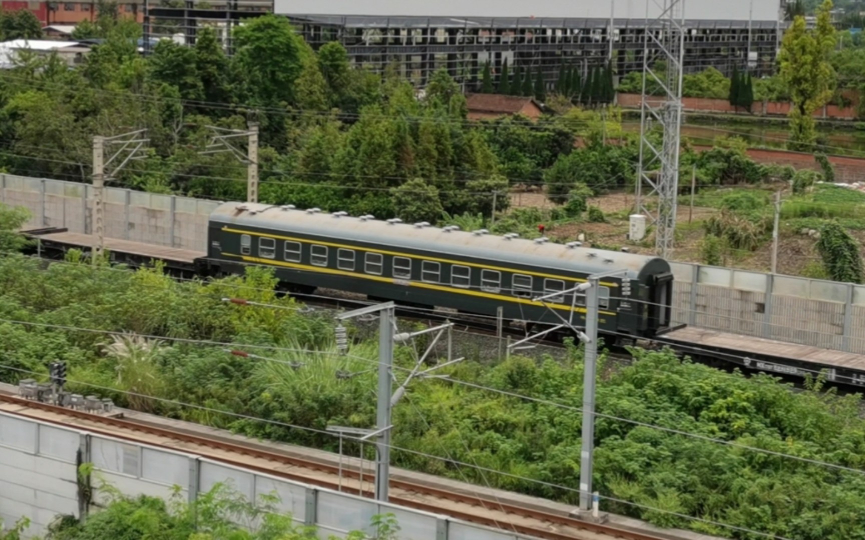 【中国铁路】韶山四牵引空水表列车驶入江油车站