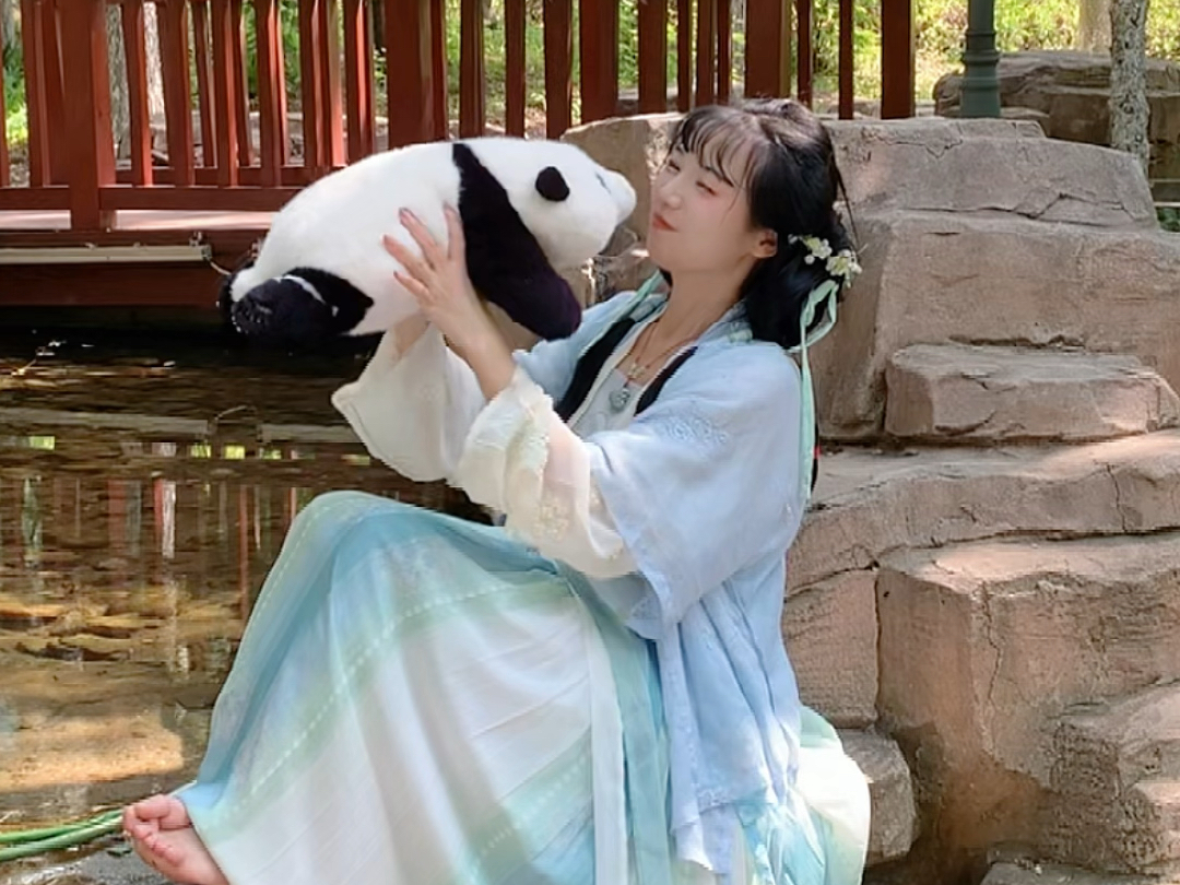 【古风少女】水边嬉戏带着大熊猫花花穿汉服去玩儿啦