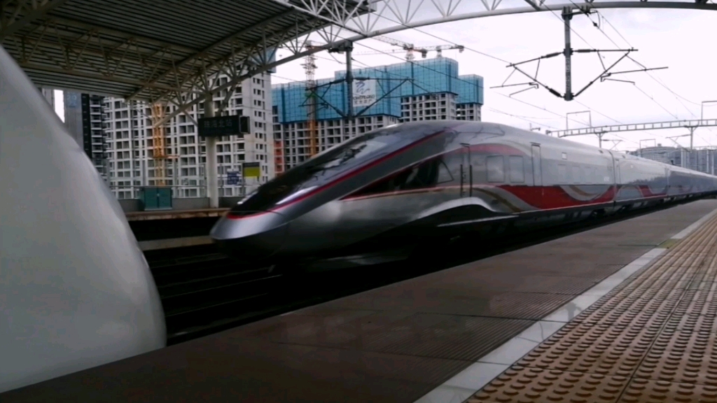 "复兴号"智能动车组cr400bf-z重联高速通过珠海北站,站外会车并暴踩同