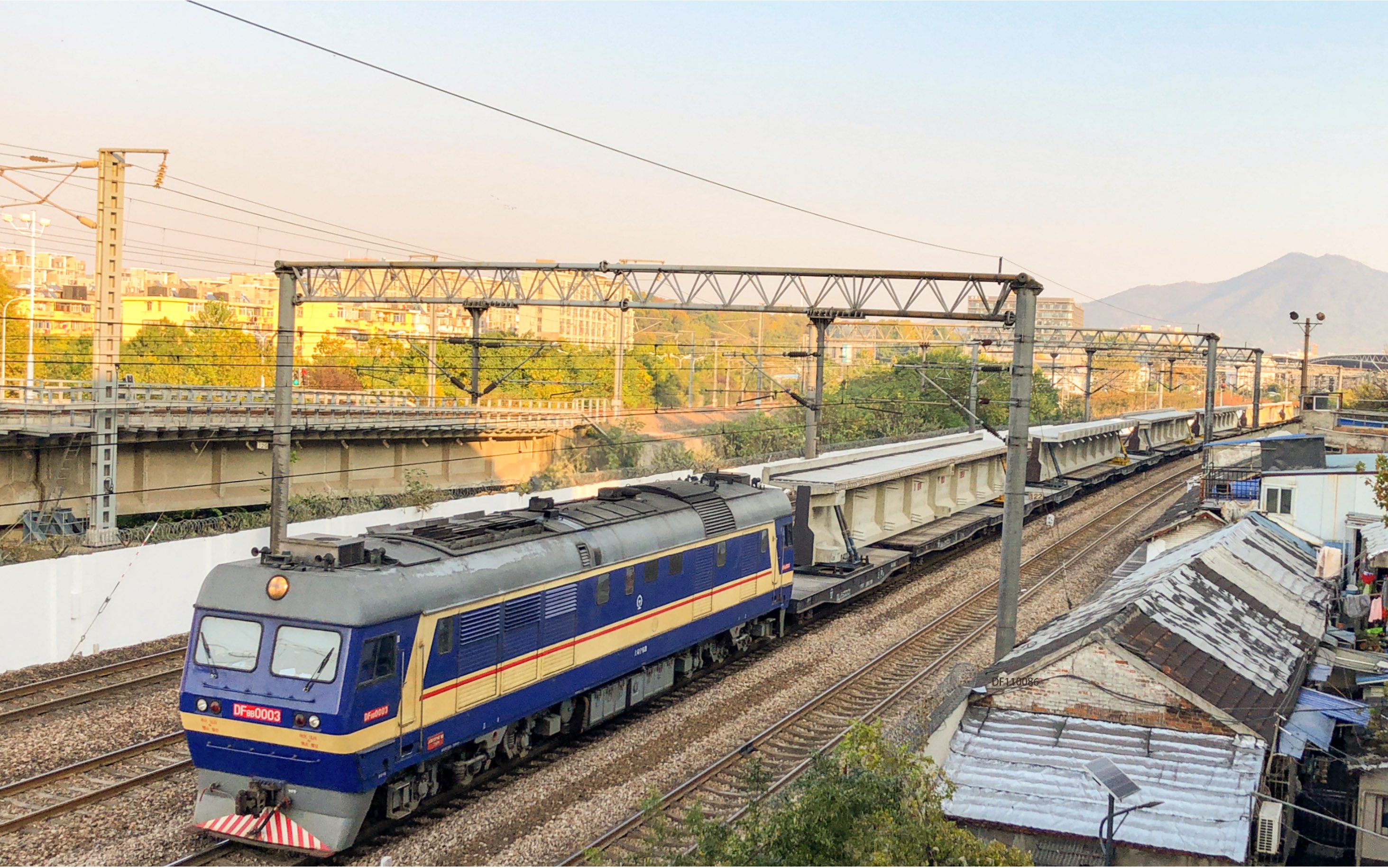 df8b0003牵引70016南京站两道通过去林场方向