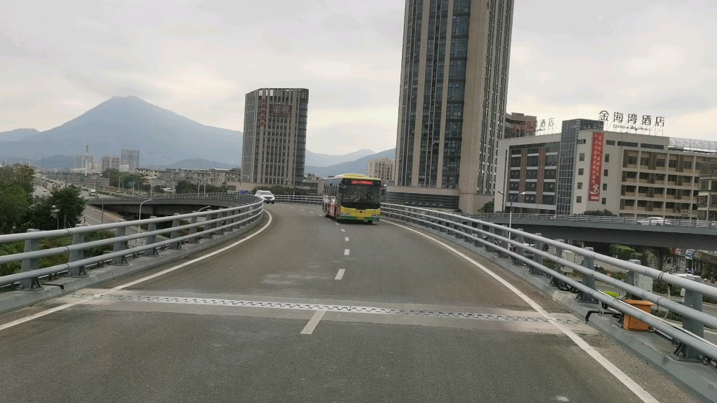 莆田公交23路行经城港高架桥的车外第三人称视角